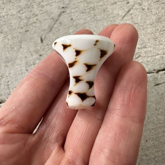 Vintage Chunky Shell And Mother And Pearl Carved Cocktail Ring - Picture 8 of 9